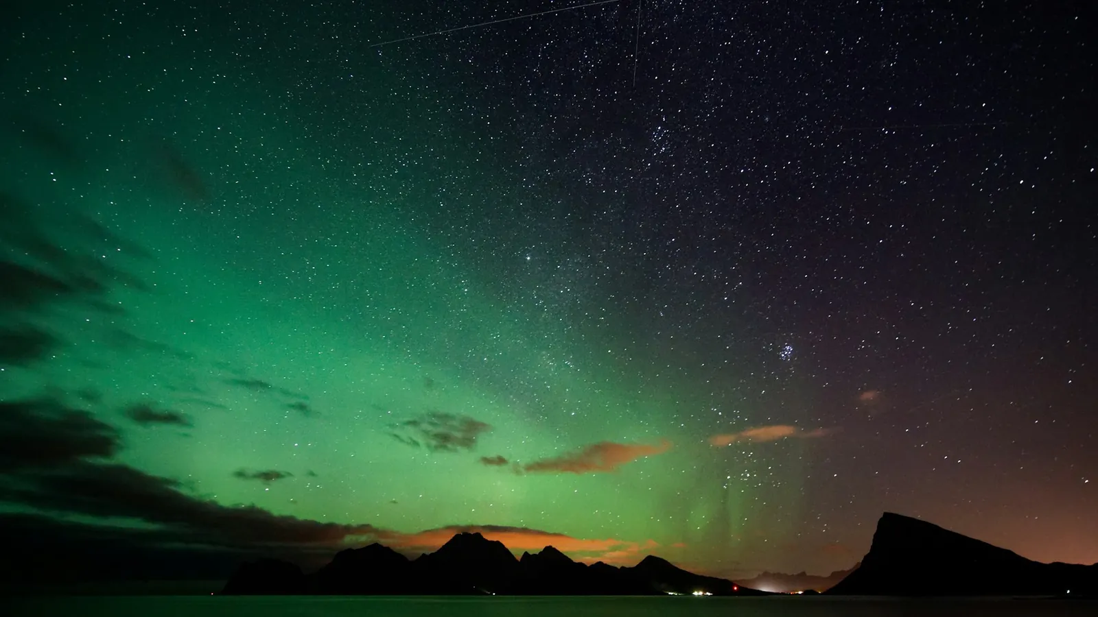 Aurora over mountains in 4K